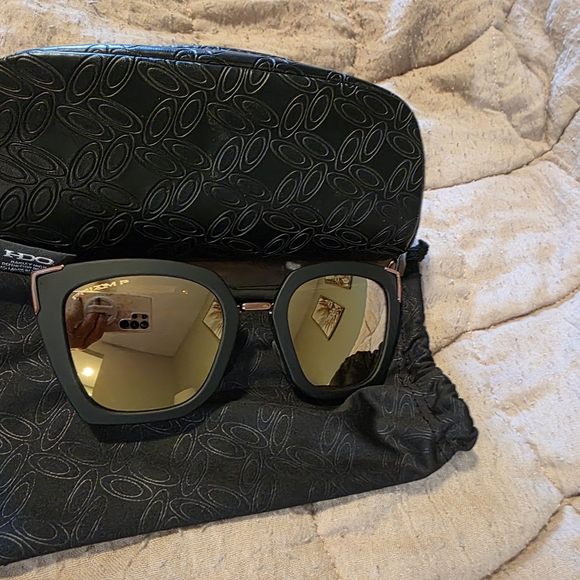Stylish Black Sunglasses with Case - Picture 1 of 13